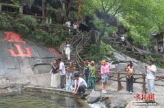 中外网络达人走进“人文圣山”江西庐山